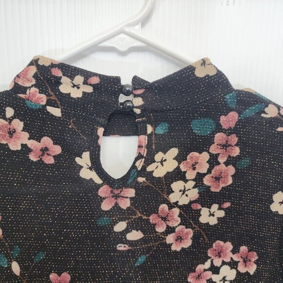 BKE Boutique Buckle Top Blouse Womens Small Black Wrap Floral Choker Metallic‎ - Picture 10 of 16